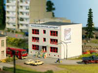 PIKO 61150 - H0 - Plattenbau Polytechnische Oberschule
